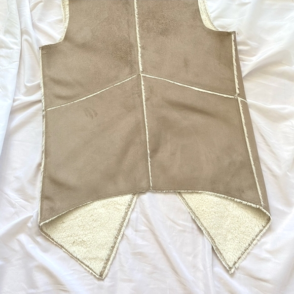 NWOT Guess Faux Sherpa Reversible Vest - Picture 3 of 15